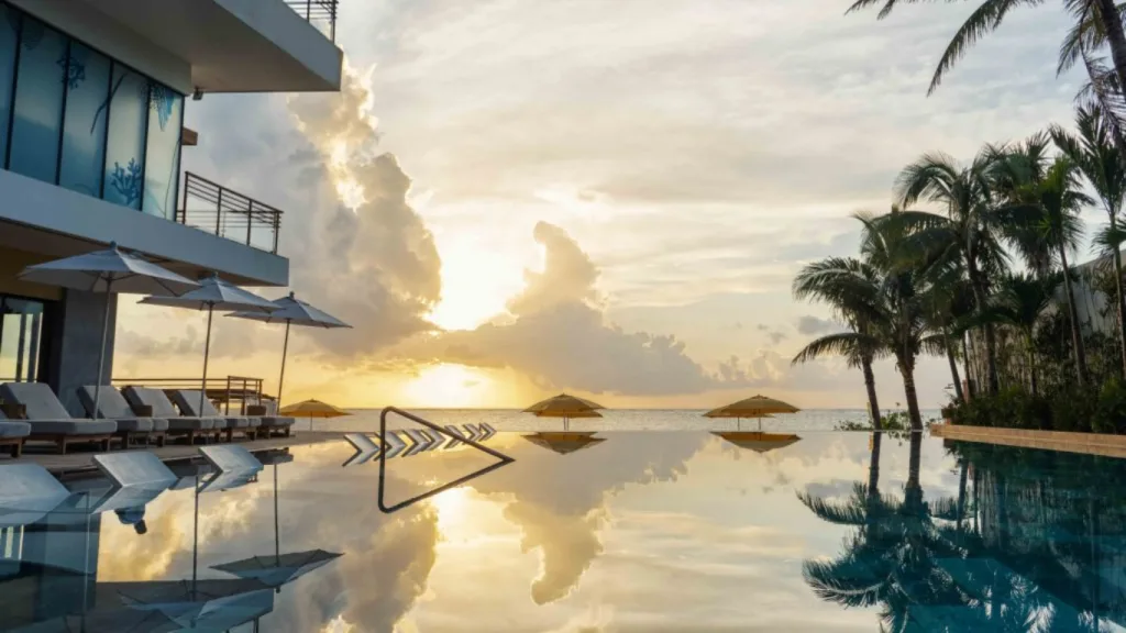 Fives Oceanfront Infinity Pool