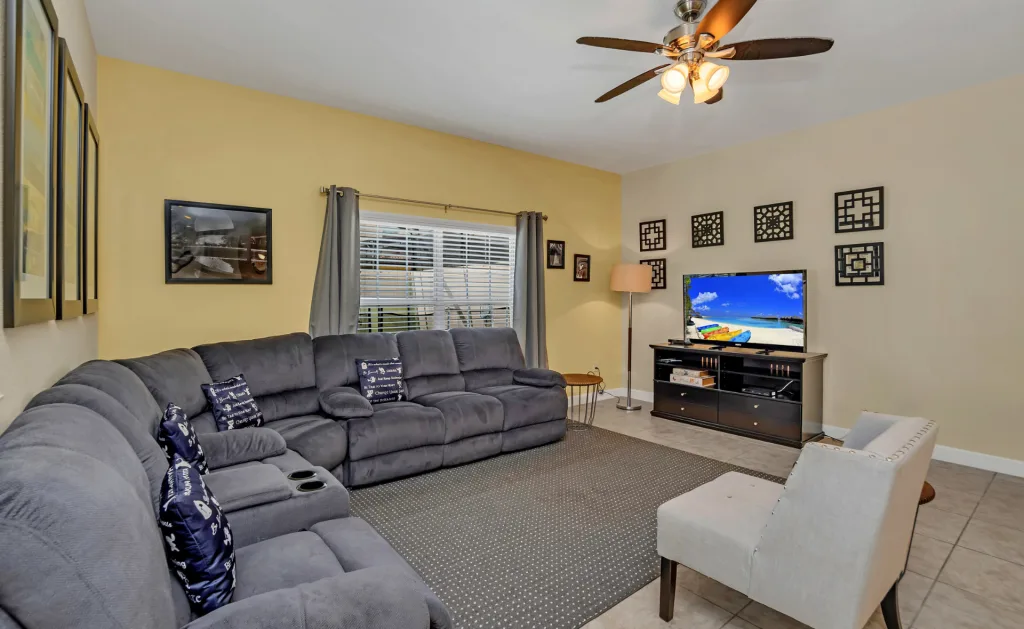 Paradise Palms Lounge