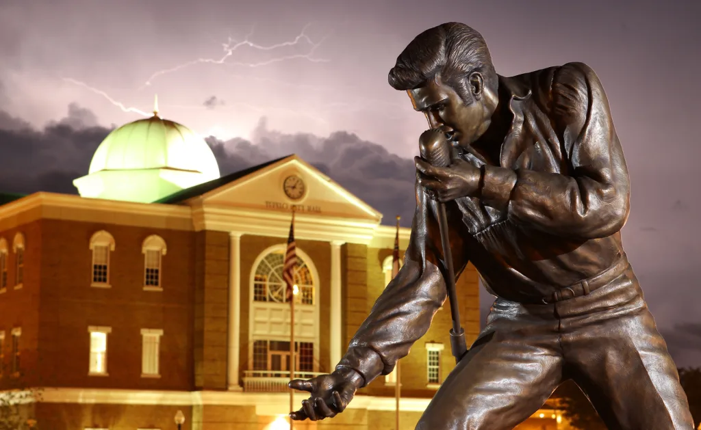Tupelo - Elvis Homecoming Statue