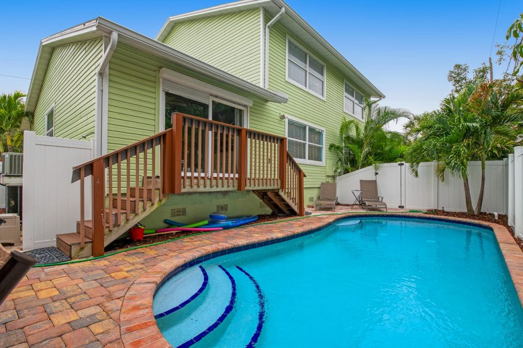 1429316Anna Maria Island The Coveside Cottage Holmes Beach Pool