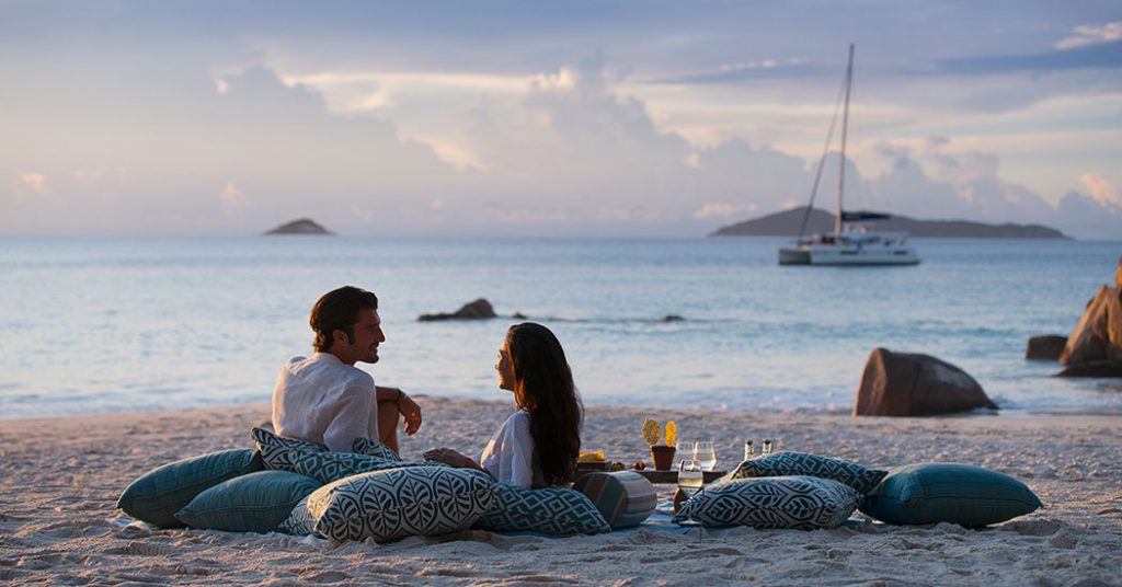 Raffles Seychelles, Praslin Anse Lazio Sundowner Couple
