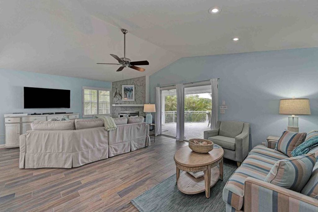 Anna Maria Island 3 Bedroom Surrounded by Sea Breezes Lounge
