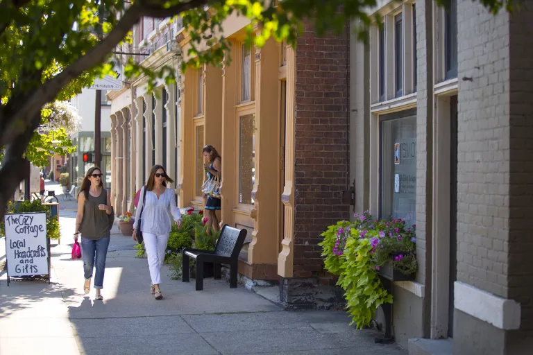 Cincy Region Bellevue Streetscape Women Shopping