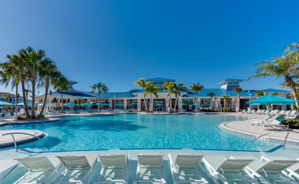 Windsor Island - Pool and Sunbeds