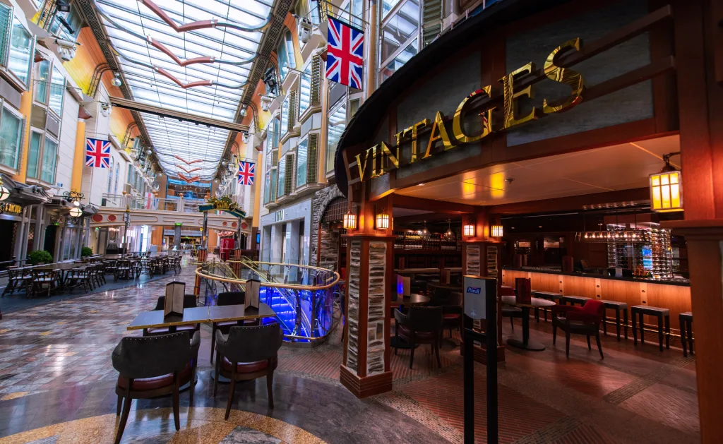 Independence of the Seas - Promenade